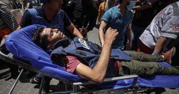 İsrail'in Gazze'ye Düzenlediği Saldırıda Anadolu Ajansı Kameramanı Yaralandı