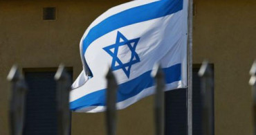 İsrailliler Çizmenin Boyunu Aştı! Camiiye Yahudi İsrail Bayrağı Asıldı!