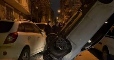 İstanbul Bahçelievler'de Akılalmaz Kaza! Park Halinde Olan Araçlara Çarpıp Dik Bir Şekilde Havada Asılı Kaldı