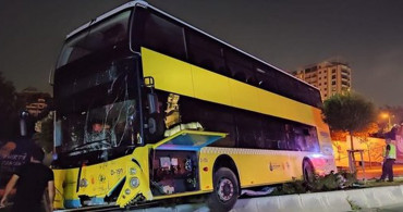 İstanbul'da Bir Otobüs Kazası Daha! Başakşehir'de İETT Otobüs Şoförü Bariyerlere Çarptı