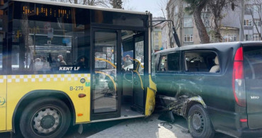 İstanbul Beyoğlu'nda korkutan kaza: İETT otobüsü 4 araca çarptı!