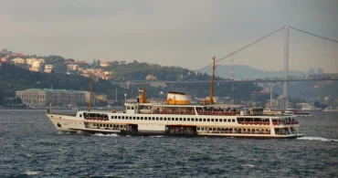 İstanbul Boğazı'nda heyecanlı anlar: Gemi trafiği yat yarışları için durdu!