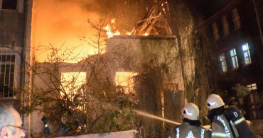 İstanbul Fatih’te Korkutan Yangın: Çevredeki Binalara da Sıçradı