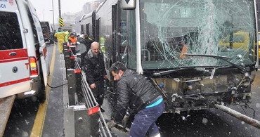 İstanbul Haramidere Durağında Metrobüs Kazası!