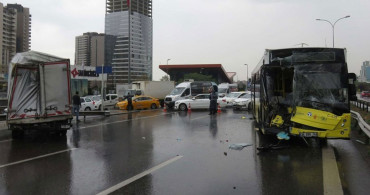 İstanbul Maltepe'de İETT Otobüsü ile Kamyonet Çarpıştı