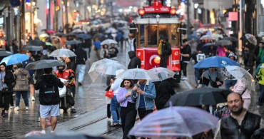 İstanbul sele teslim oldu: Cadde ve sokaklar sudan görünmedi