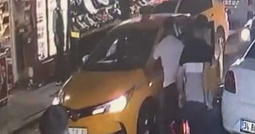 İstanbul Zeytinburnu'nda taksici ile motosikletli sürücü arasında kavga! Çarptı diye ezmeye kalktı: O anlara kameralara yansıdı