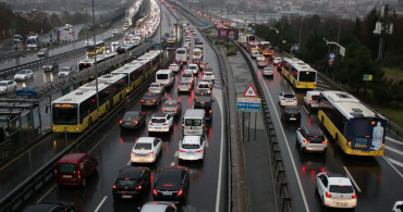 İstanbul’a Yağmur Yağdı! Haftanın İlk İş Gününde Trafik Durma Noktasına Geldi