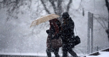 İstanbul’da beklenen kar yağışı geldi: Meteoroloji yağış görecek illeri açıkladı