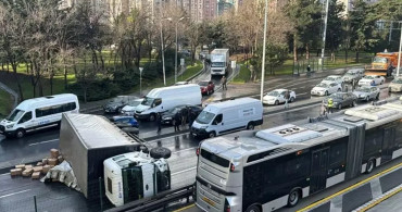 İstanbul’da E-5 Karayolu'nda meydana gelen korkunç kaza: Kamyon devrildi, trafiği felç etti!
