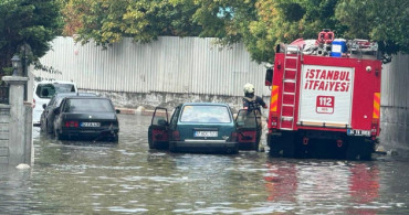 İstanbul’da Eylül ayı yağışlı başladı: Sokaklar ve caddeler göle döndü