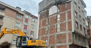 İstanbul’da hayret verici görüntü: Duvar yıkıldı tuvalet açıkta kaldı!