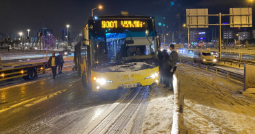 İstanbul'da Kar Lastiği Olmayan İETT Otobüsü Yolda Kaldı!