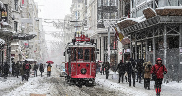 İstanbul'da Kar Yağışı Hayatı Olumsuz Etkiledi! Uçuşlar İptal Edildi, Trafik Kilitlendi