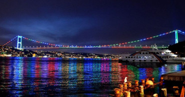 İstanbul'da Köprüler Azerbaycan Bayrağı Renklerine Büründü