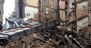 İstanbul’da korku dolu anlar: Beyoğlu’nda 5 katlı bina çöktü, yol trafiğe kapatıldı, Tramvay seferleri iptal edildi