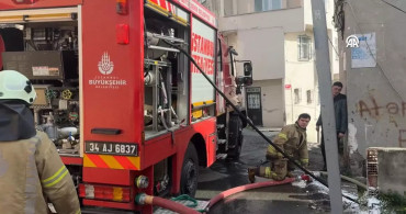 İstanbul’da korkunç yangın: Çevre evlere sıçradı!