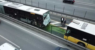 İstanbul'da korkutan kaza! Metrobüsler kafa kafaya çarpıştı: O anlar kameralara yansıdı