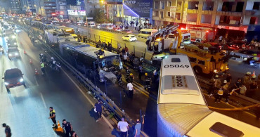 İstanbul’da korkutucu kaza: Metrobüsler birbirlerine girdi! 42 yaralı var