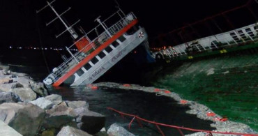 İstanbul’da Lodos Sebebiyle Kıyıya Oturan Gemi Su Alarak Battı