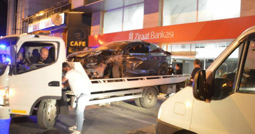 İstanbul’da Makas Atarak İlerleyen Trafik Magandası Bankaya Çarptı