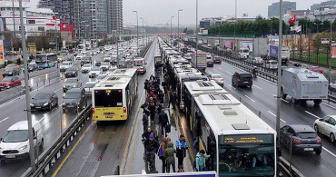 İstanbul'da Metrobüs Krizi! Yine Arıza Yaptı!