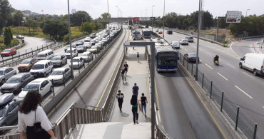 İstanbul’da metrobüs arızalandı: Seferlerde aksama meydana geldi