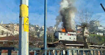 İstanbul’da panik anı! 4 Katlı binada yangın çıktı