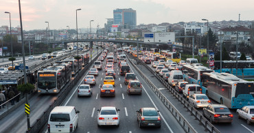 İstanbul’da Pazartesi Kaosu: Trafik Yüzde 72 Yoğunlukla Felç Oldu