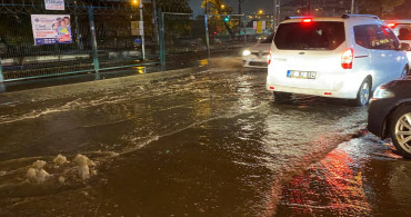 İstanbul’da sağanak yağış etkili oldu: Ulaşımda aksamalar yaşandı
