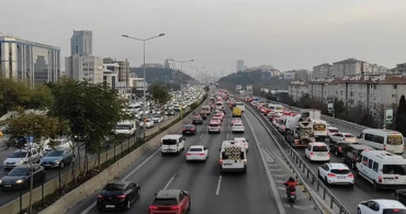 İstanbul’da sağanak yağış trafiği artırdı: Sabah saatlerinde yoğunluk zirve yaptı