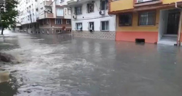 İstanbul’da sağanak yağış: Vatandaşlar yağmura teslim oldu! Yollar sudan görülmedi