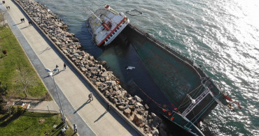İstanbul'da Tehlikeli Eğlence: Kıyıya Vuran Gemi Çocuklara Oyun Alanı Oldu