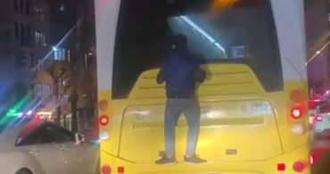 İstanbul'da tehlikeli yolculuk: İETT otobüsünün arkasına asılan Örümcek Adam görenleri hayrete düşürdü