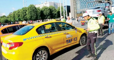 İstanbul'da trafik polisi, turistlerle pazarlık yapan taksiciye fırça attı!