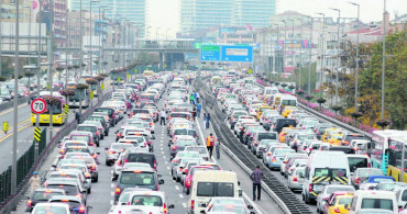İstanbul'da trafik yoğunluğu: Bazı yollarda araçlar güçlükle ilerledi