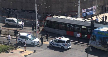 İstanbul'da Tramvay ile Otomobil Kazası!