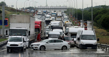 İstanbul’da ulaşıma yağmur engeli: Sağanak nedeniyle trafik yoğunluğu arttı