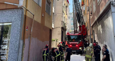 İstanbul'da yangın paniği: Bayrampaşa'da iş yerinin çatısında yangın çıktı!
