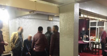 İstanbul'da Yasağa Aldırış Etmeyenler Kahvehanede Yakalandılar