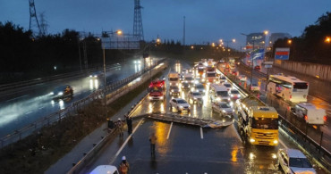 İstanbul'da Yön Tabelası Yola Devrildi, Trafik Birbirine Girdi