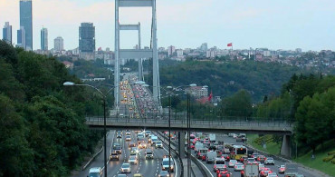 İstanbullular ömürlerini trafikte bitiyor! 3,5 yılınız tamamen yollarda geçiyor!