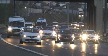 İstanbullular şehri terk etmeye başladı! Bağlantı noktalarında uzun kuyruklar oluşuyor! İstanbul anlık trafik durumu