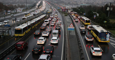 İstanbul’u sağanak yağış vurdu: Trafik felç oldu