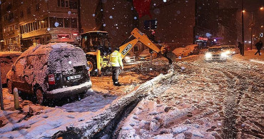 İstanbul'un 20 İlçesinde Kar ve Fırtına Ağaçları Devirdi