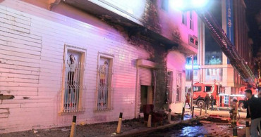 İstanbul'un Bakırköy İlçesinde Korkunç Olay: Ahşap Kaplı Binanın Önünde Yangın Çıktı!
