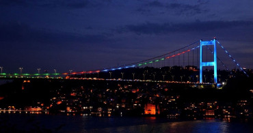 İstanbul'un Köprüleri Azerbaycan Bayrağı Rengiyle Işıldadı