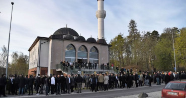 İsveç'te ve Japonya'da binlerce Müslüman bayram namazını hep birlikte eda etti!