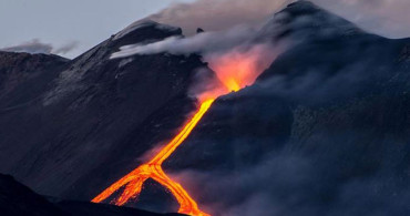 İtalya'nın Etna Yanardağı Patladı