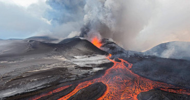İzlanda’da alarm verildi: Reykanis Volkanı yine lav püskürtmeye başladı